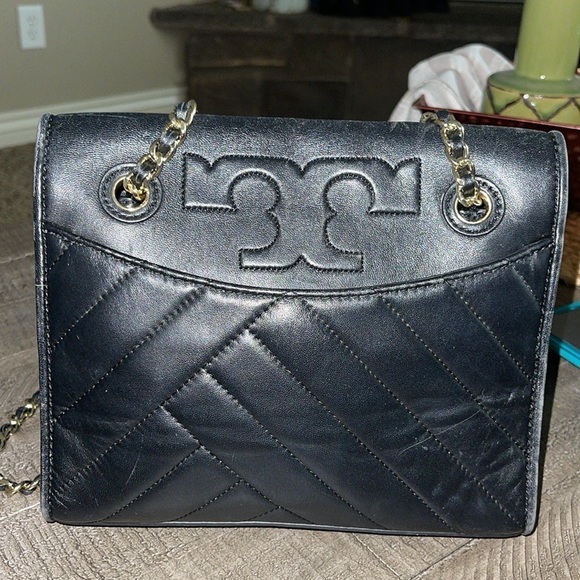 Tory Burch Handbags - Tory Burch medium Convertible Shoulder Bag
PREOWNED/USED
Tory Burch